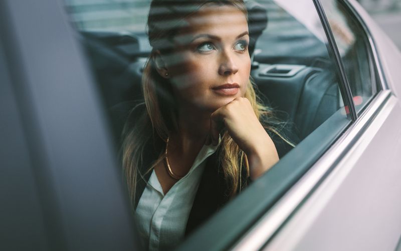 kobieta patrząca przez okno samochodu